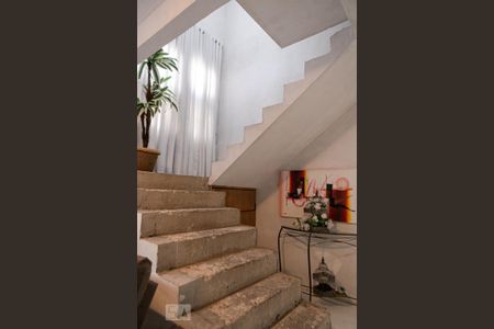 Casa à venda com 298m², 4 quartos e 2 vagas Casa à venda com 298m², 4 quartos e 2 vagasEscada