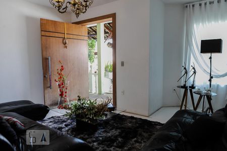 Casa à venda com 298m², 4 quartos e 2 vagas Casa à venda com 298m², 4 quartos e 2 vagasSala