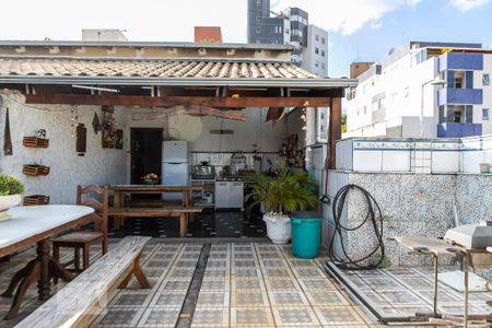 Casa à venda com 298m², 4 quartos e 2 vagas Casa à venda com 298m², 4 quartos e 2 vagasVaranda