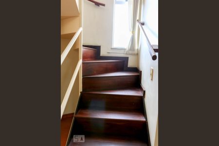 Apartamento para alugar com 160m², 4 quartos e 2 vagas Apartamento para alugar com 160m², 4 quartos e 2 vagasEscada