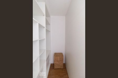 Apartamento para alugar com 70m², 2 quartos e 1 vaga Apartamento para alugar com 70m², 2 quartos e 1 vagaCloset Suíte 1