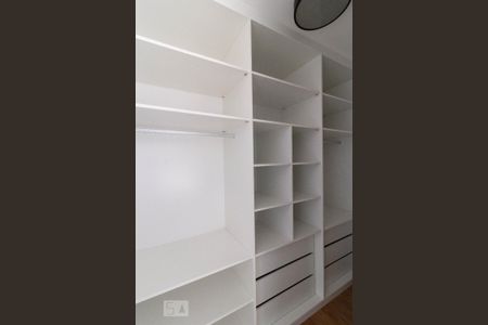 Apartamento para alugar com 70m², 2 quartos e 1 vaga Apartamento para alugar com 70m², 2 quartos e 1 vagaCloset Suíte 1