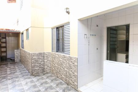 Casa para alugar com 100m², 3 quartos e 2 vagasFundos