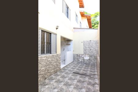 Casa para alugar com 100m², 3 quartos e 2 vagasFundos