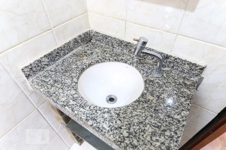 Banheiro da Suíte de casa para alugar com 3 quartos, 100m² em Parque Industrial, São José dos Campos