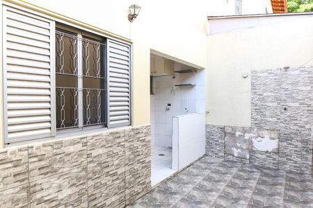 Casa para alugar com 100m², 3 quartos e 2 vagasFundos