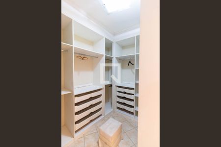 Casa à venda com 364m², 4 quartos e 4 vagasCloset