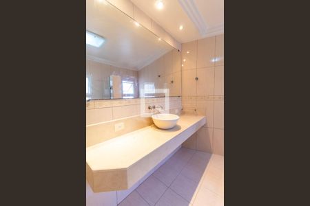 Casa à venda com 364m², 4 quartos e 4 vagasBanheiro da Suíte 1