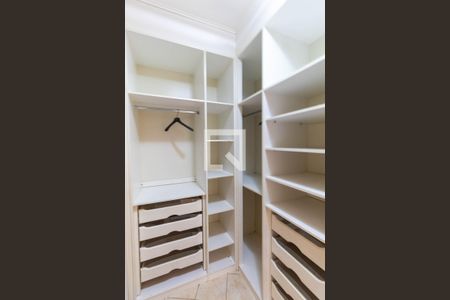 Casa à venda com 364m², 4 quartos e 4 vagasCloset