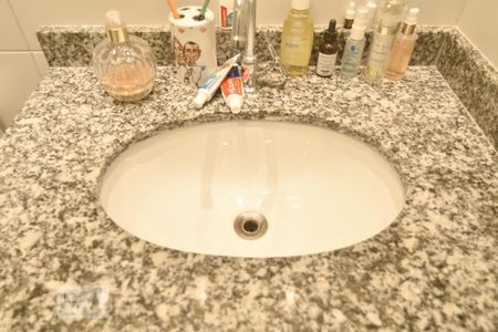 Apartamento à venda com 65m², 2 quartos e 1 vagaPia do banheiro da suite