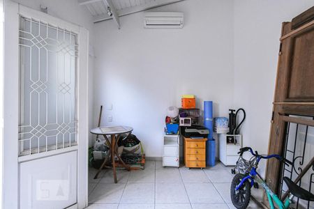 Casa à venda com 303m², 5 quartos e 4 vagas Casa à venda com 303m², 5 quartos e 4 vagasEdícula - Suíte