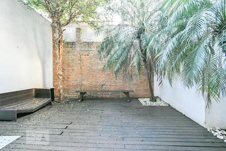 Casa à venda com 303m², 5 quartos e 4 vagas Casa à venda com 303m², 5 quartos e 4 vagasQuintal Fundos