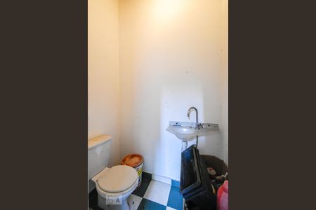 Casa à venda com 303m², 5 quartos e 4 vagas Casa à venda com 303m², 5 quartos e 4 vagasQuintal - Banheiro