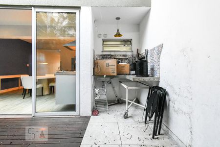 Casa à venda com 303m², 5 quartos e 4 vagas Casa à venda com 303m², 5 quartos e 4 vagasQuintal Fundos