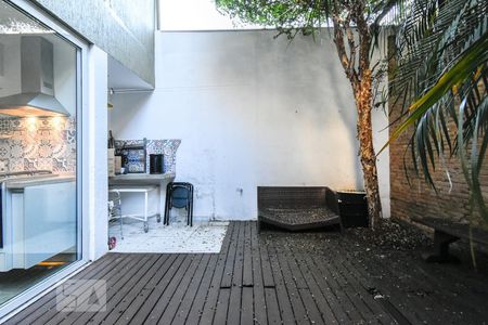 Casa à venda com 303m², 5 quartos e 4 vagas Casa à venda com 303m², 5 quartos e 4 vagasQuintal Fundos