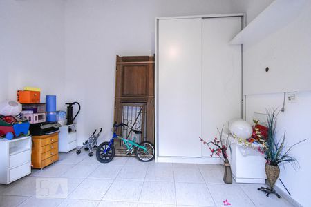 Casa à venda com 303m², 5 quartos e 4 vagas Casa à venda com 303m², 5 quartos e 4 vagasEdícula - Suíte