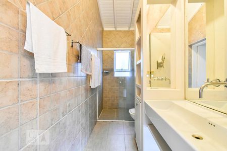 Casa à venda com 303m², 5 quartos e 4 vagas Casa à venda com 303m², 5 quartos e 4 vagasSuíte 1 - Banheiro