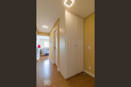 Corredor de apartamento para alugar com 3 quartos, 82m² em Empresarial 18 do Forte, Barueri