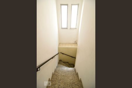 Escada para o pavimento superior de casa para alugar com 3 quartos, 200m² em Chácara Belenzinho, São Paulo