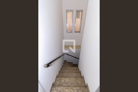 Casa à venda com 200m², 3 quartos e 1 vaga Casa à venda com 200m², 3 quartos e 1 vagaEscada