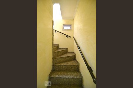 Escada para o pavimento superior de casa para alugar com 3 quartos, 200m² em Chácara Belenzinho, São Paulo