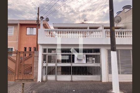 Casa à venda com 200m², 3 quartos e 1 vaga Casa à venda com 200m², 3 quartos e 1 vagaFachada