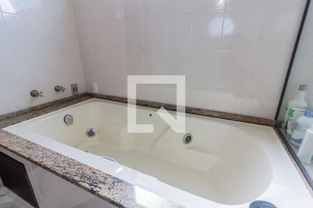 Casa para alugar com 330m², 4 quartos e 5 vagasBanheiro