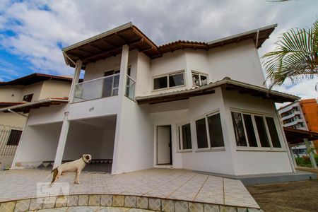 Casa para alugar com 330m², 4 quartos e 5 vagasFachada