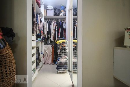 Apartamento à venda com 225m², 3 quartos e 1 vagaCloset
