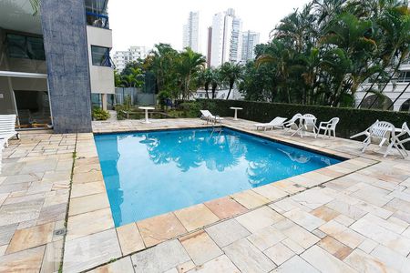 Apartamento à venda com 227m², 3 quartos e 2 vagas Apartamento à venda com 227m², 3 quartos e 2 vagasÁrea comum - Piscina