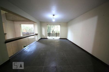 Casa à venda com 1300m², 5 quartos e 6 vagasCorredor