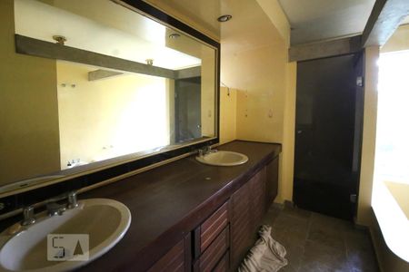 Casa à venda com 1300m², 5 quartos e 6 vagasSuíte1 - Banheiro