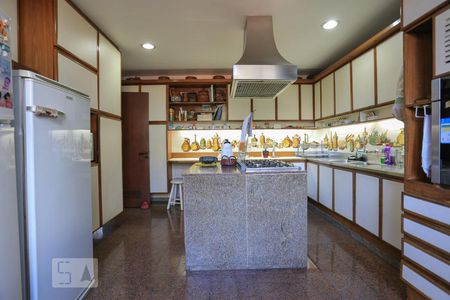 Apartamento à venda com 250m², 4 quartos e 2 vagasCozinha