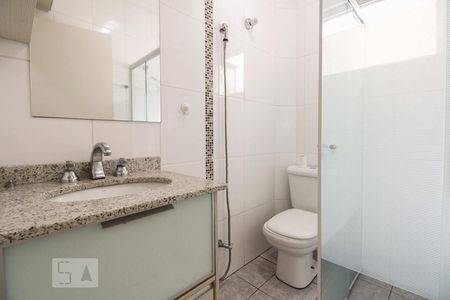 Banheiro de casa de condomínio para alugar com 1 quarto, 48m² em Vila Bertioga, São Paulo