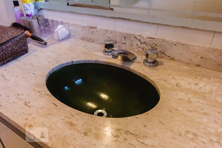 Casa à venda com 240m², 3 quartos e 4 vagasBanheiro da Suíte 2 Pia