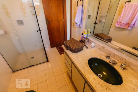 Casa à venda com 240m², 3 quartos e 4 vagasBanheiro da Suíte 2