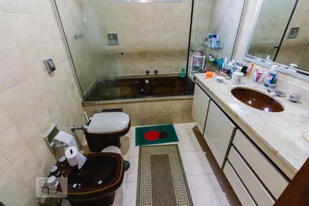 Casa à venda com 240m², 3 quartos e 4 vagasBanheiro da Suíte 1