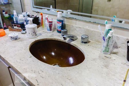 Casa à venda com 240m², 3 quartos e 4 vagasBanheiro da Suíte 1 Pia