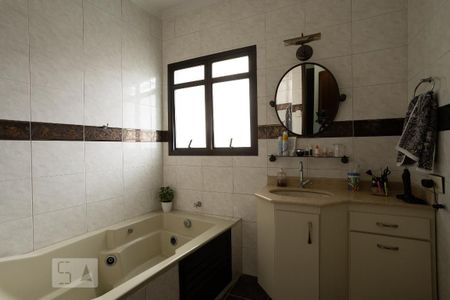 Casa à venda com 320m², 5 quartos e 4 vagasBanheiro da Suíte 2