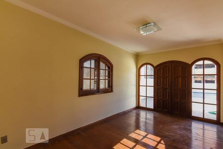 Sala 1 de casa para alugar com 3 quartos, 135m² em Santa Efigênia, Belo Horizonte