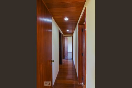 Corredor de casa para alugar com 3 quartos, 135m² em Santa Efigênia, Belo Horizonte