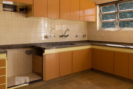 Casa à venda com 330m², 3 quartos e 5 vagas Casa à venda com 330m², 3 quartos e 5 vagasCozinha - Armários