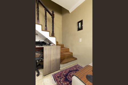 Casa à venda com 140m², 2 quartos e 2 vagas Casa à venda com 140m², 2 quartos e 2 vagasEscada