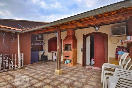 Casa à venda com 140m², 2 quartos e 2 vagas Casa à venda com 140m², 2 quartos e 2 vagasChurrasqueira