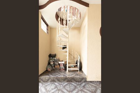 Casa à venda com 140m², 2 quartos e 2 vagas Casa à venda com 140m², 2 quartos e 2 vagasEscada