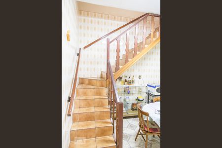 Casa à venda com 120m², 4 quartos e 3 vagasEscada