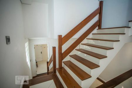 Casa à venda com 231m², 3 quartos e 2 vagasEscadas