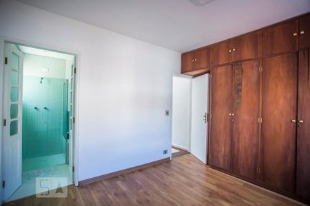 Casa à venda com 231m², 3 quartos e 2 vagasSuite - Armários