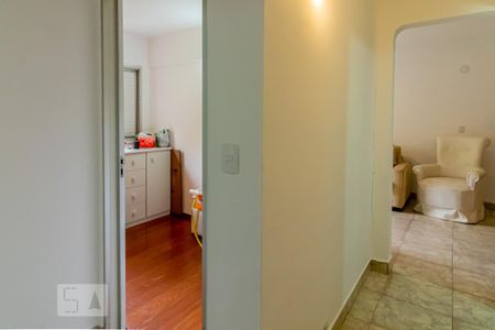 Corredor de apartamento para alugar com 3 quartos, 68m² em Vila Monumento, São Paulo