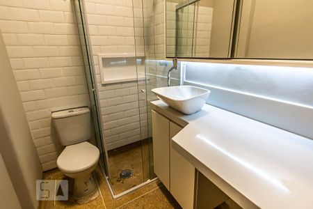 Banheiro de kitnet/studio para alugar com 1 quarto, 29m² em República, São Paulo